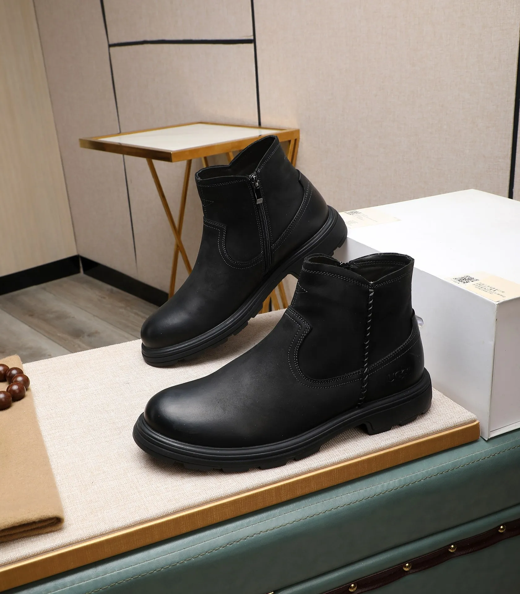 Men's men's shoes💰640 UGG (100% genuine wool lining, 10% off for fake ones) Please pay attention to the quality of the original order and compare the thickness of the wool🏮🏮Hot-selling UGG from Australia's warm luxury brand men's shoes, the official website is synchronized, Beckham men's style..., made of imported top-layer waxed cowhide, waxed toe cap, Australian real wool velvet lining Carefully sewn...Imported rubber Martin boots outsole (comfortable, soft and wear-resistant). I really like the quality..Exquisite workmanship. You can't put it down at first sight. Size 39-44